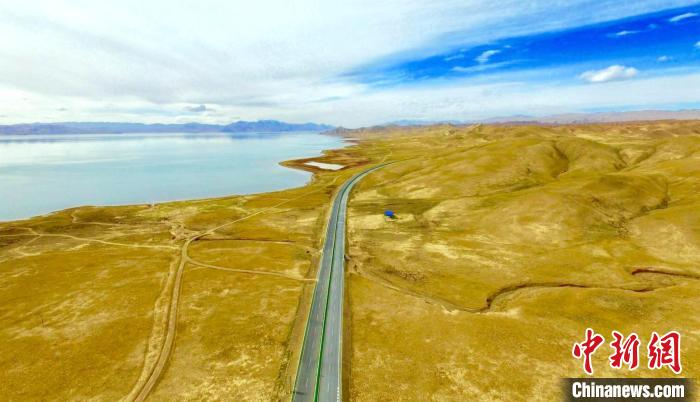 圖為香日德至花石峽段公路擴建工程。(資料圖) 青海交控集團 供圖