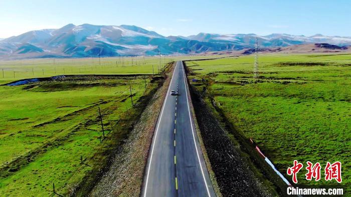 圖為航拍G338線青海盤坡經(jīng)大通河橋至熱水段改建工程。(資料圖) 青海交控集團(tuán) 供圖