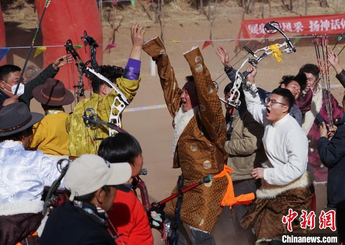 圖為藏族民眾跺腳歡呼慶祝弓箭手射中靶心?！●R銘言 攝