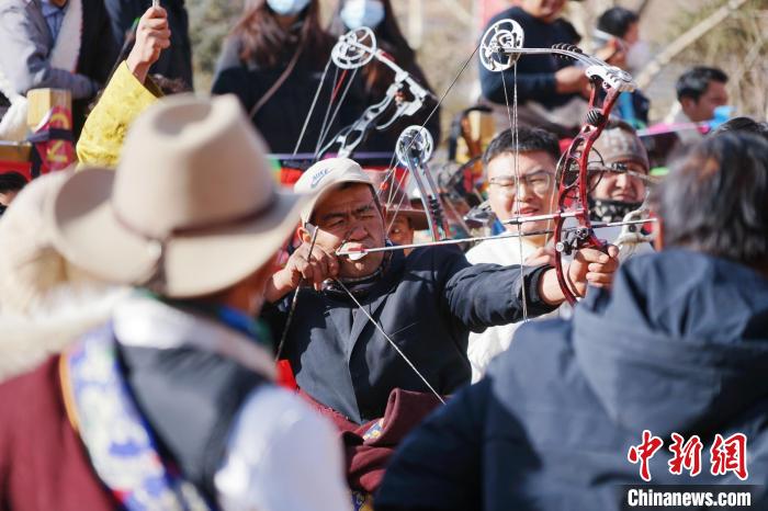 圖為藏族民眾比拼射箭技藝?！●R銘言 攝