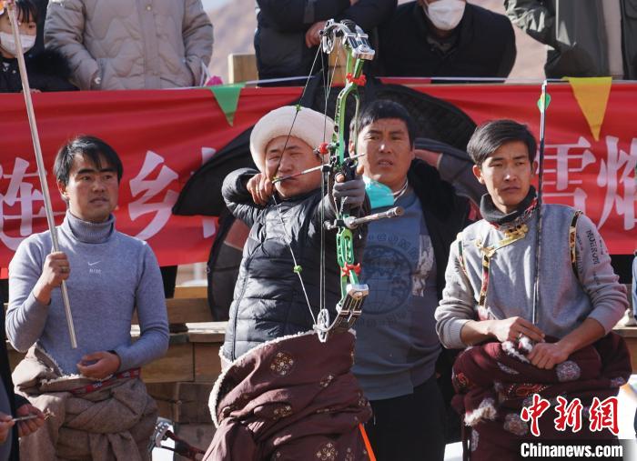 圖為藏族民眾比拼射箭技藝。　馬銘言 攝