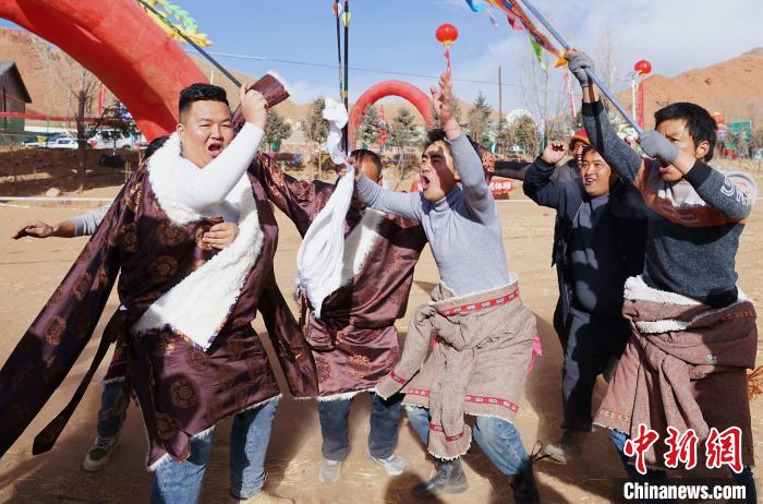 圖為藏族民眾跺腳歡呼慶祝弓箭手射中靶心?！●R銘言 攝