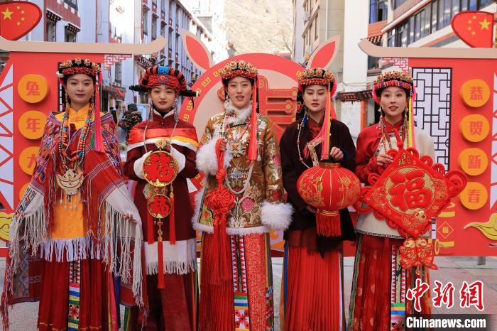 丹巴美女送祝福，迎新年。　李永安 攝