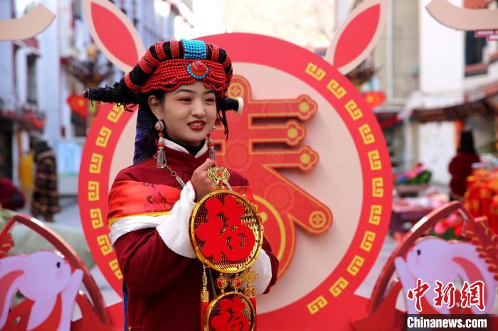 身著嘉絨藏族服飾的丹巴女孩送祝福?！〖o 攝