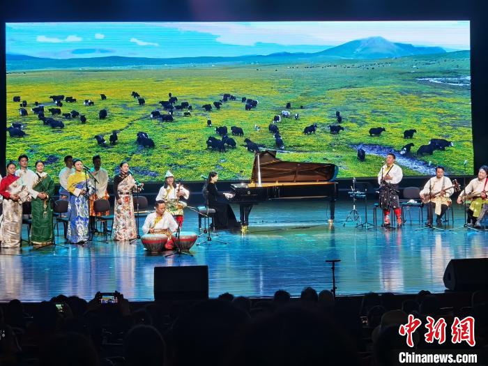 圖為演出現(xiàn)場(chǎng)?！∨擞隄?攝