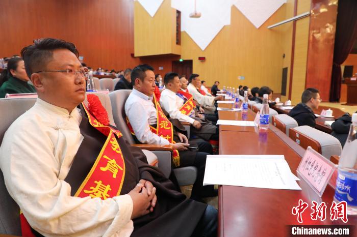 圖為玉樹(shù)州民族團(tuán)結(jié)進(jìn)步創(chuàng)建工作推進(jìn)會(huì)現(xiàn)場(chǎng)?！『F龍 攝