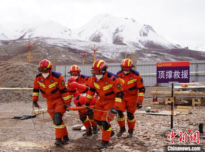 圖為地震實(shí)戰(zhàn)拉動現(xiàn)場，參演人員正在轉(zhuǎn)移受傷人員?！∮駱湎拦﹫D