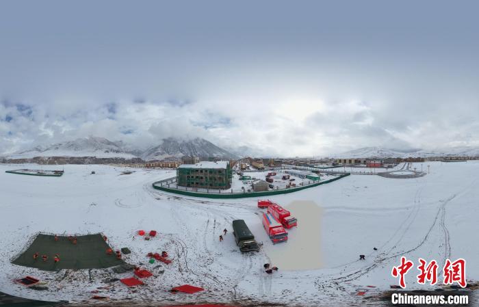 圖為地震實(shí)戰(zhàn)演練現(xiàn)場全景?！∮駱湎拦﹫D