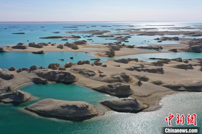 航拍青海大柴旦烏素特水上雅丹奇特景觀。　馬銘言 攝