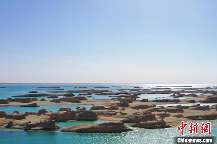 航拍青海大柴旦烏素特水上雅丹奇特景觀?！●R銘言 攝