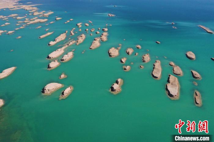 航拍青海大柴旦烏素特水上雅丹奇特景觀。　馬銘言 攝