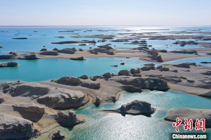 航拍青海大柴旦烏素特水上雅丹奇特景觀。　馬銘言 攝