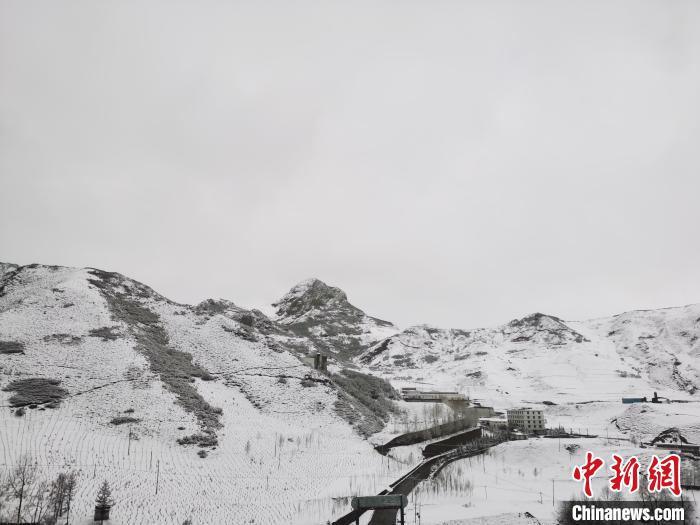 圖為青海省東南部的青沙山區(qū)域銀裝素裹?！?zhí)砀?攝