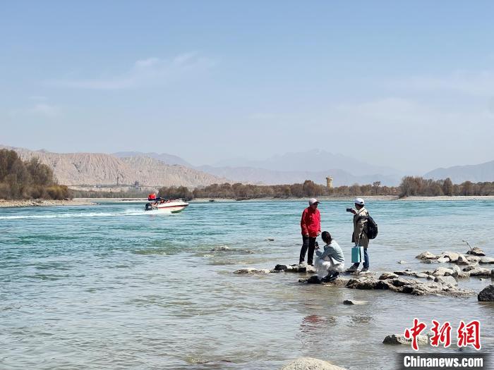 圖為游客在黃河岸畔游玩，并與黃河合影留念?！∑钤鲚?攝