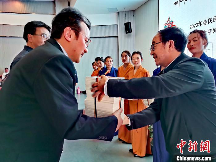 圖為贈送叢書。　張?zhí)砀?攝