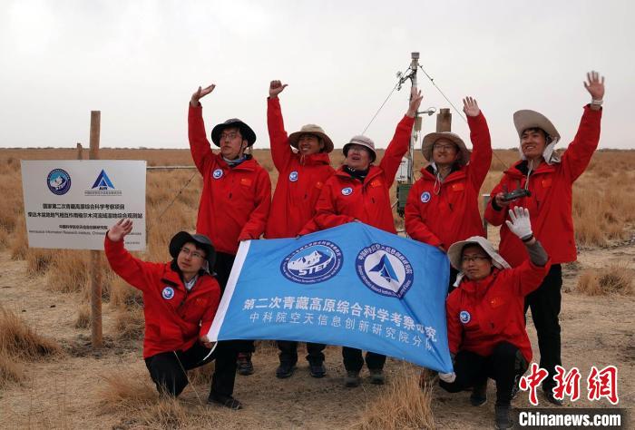 經(jīng)過不懈努力，格爾木濕地站終于建成，第二次青藏科考中科院空天院分隊向航拍無人機揮手合影?！?lt;a target='_blank' href='/'><p  align=