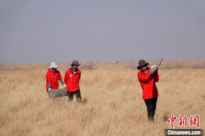 格爾木濕地站建設(shè)過程中，第二次青藏科考中科院空天院分隊隊員化身搬運工，在高原上開展體力勞動。　<a target='_blank' href='/'><p  align=