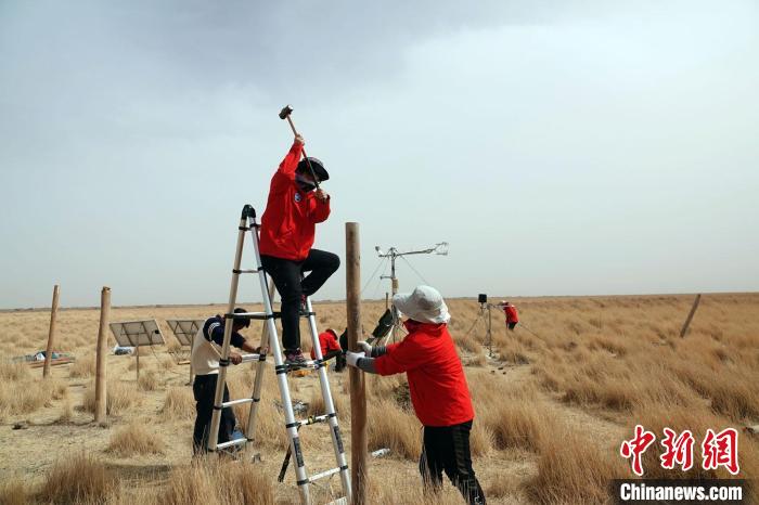 格爾木濕地站建設(shè)過程中，第二次青藏科考中科院空天院分隊隊員揮錘安裝防護欄?！?lt;a target='_blank' href='/'><p  align=