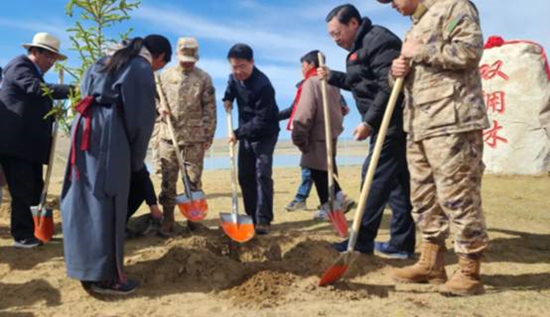 保護(hù)黃河干支流域生態(tài)，軍地共建“雙擁林”防護(hù)帶。四川省退役軍人事務(wù)廳供圖