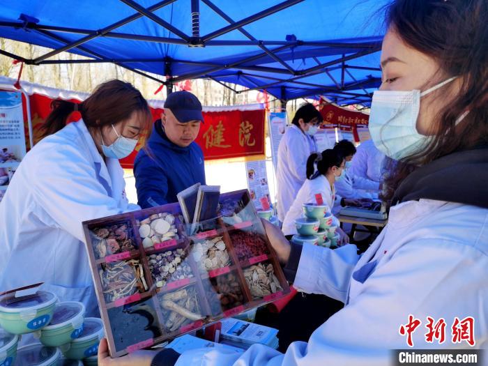 圖為中藥展示。　張?zhí)砀?攝