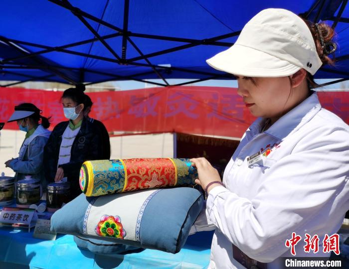 圖為青海省互助縣的中藥枕頭?！?zhí)砀?攝