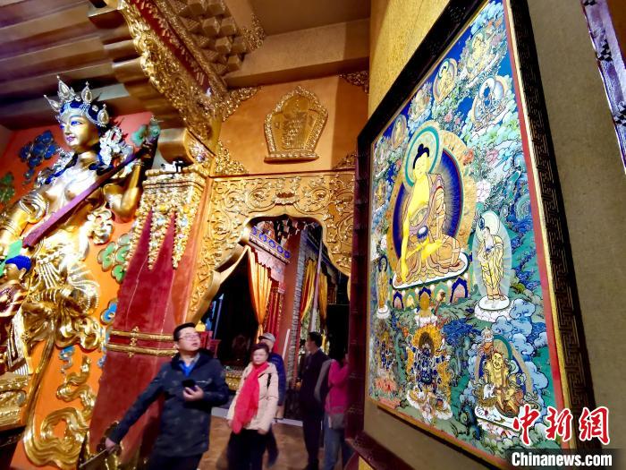 圖為仁俊畫院內(nèi)的唐卡?！?zhí)砀?攝