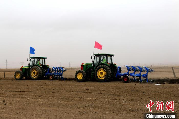 圖為播種機(jī)正在忙碌耕作?！埖么?攝