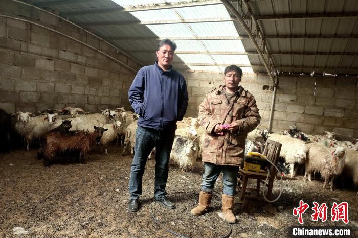 圖為華公太(左)走訪牧民生產(chǎn)生活情況。　才項什姐 攝