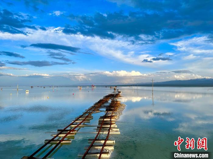 圖為茶卡鹽湖景區(qū)風(fēng)光?！⒀?攝
