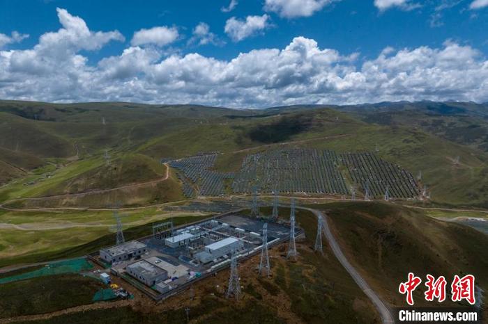 航拍建成投運(yùn)的柯拉一期光伏電站升壓站。　劉忠俊 攝