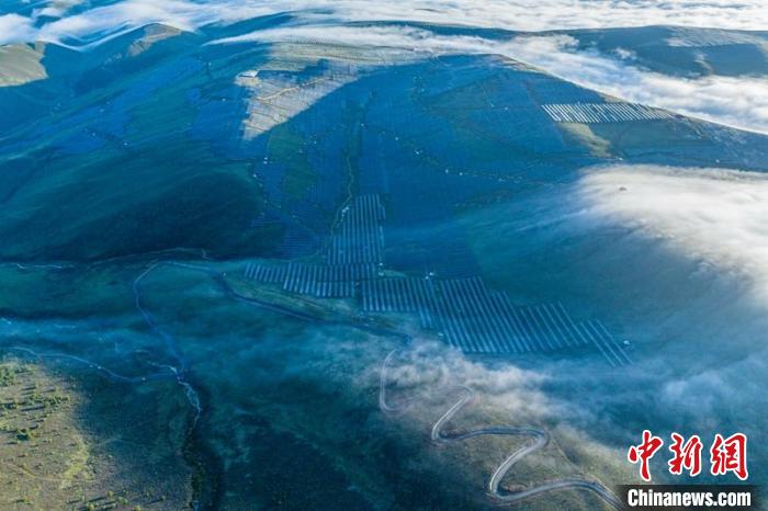 云霧下的柯拉一期光伏電站場一角?！⒅铱?攝