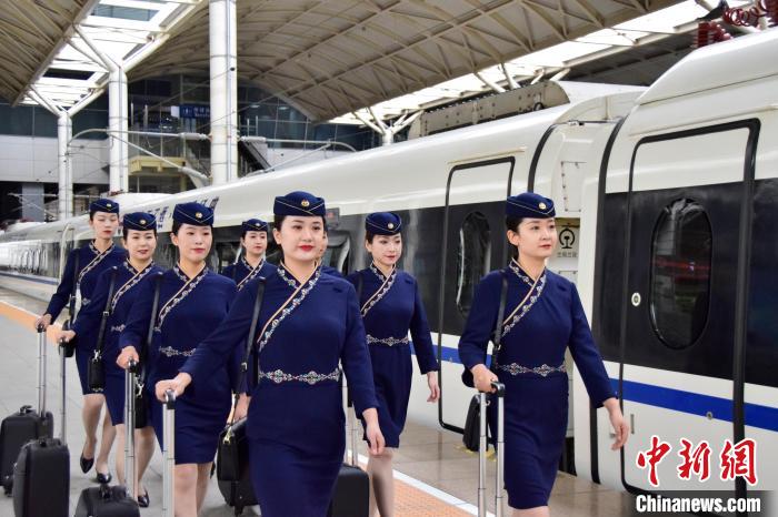 圖為青藏鐵路西格段“復興號”動車組乘務員新制服亮相?！|科力加 攝