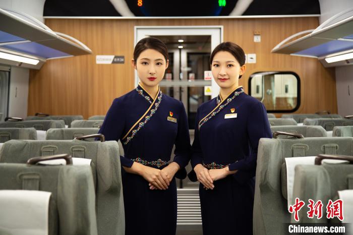 圖為整體色彩以“深藏青”為主調(diào)的西格段“復興號”動車組乘務員新制服?！±罾?攝