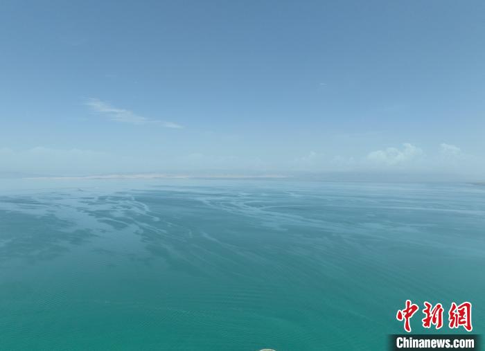 圖為航拍仲夏時(shí)節(jié)，青海湖水天一色?！∑钤鲚?攝