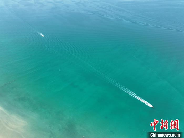 圖為航拍仲夏時(shí)節(jié)，青海湖湖水碧波蕩漾?！∑钤鲚?攝