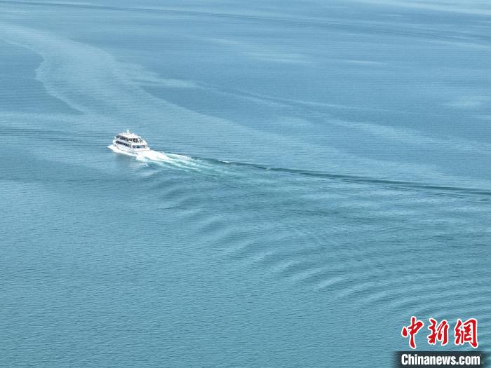 圖為航拍仲夏時(shí)節(jié)，青海湖湖水碧波蕩漾?！∑钤鲚?攝