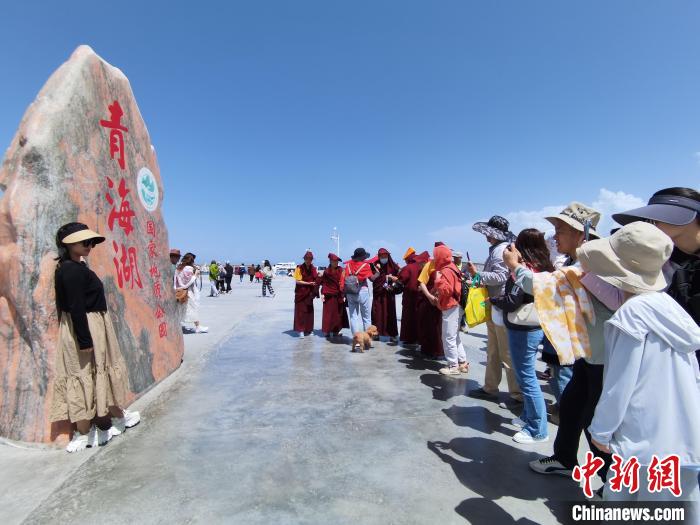 圖為航拍青海湖美景引游客拍照打卡?！∑钤鲚?攝