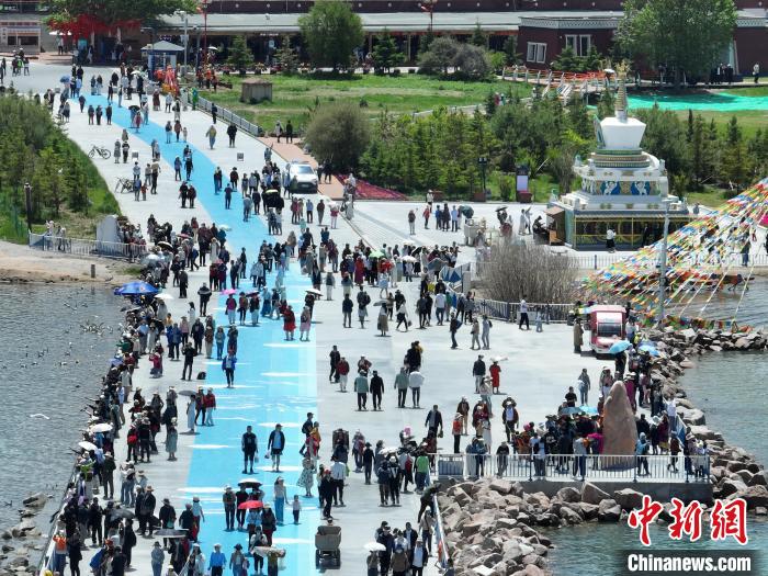 圖為航拍青海湖二郎劍景區(qū)游客眾多?！∑钤鲚?攝
