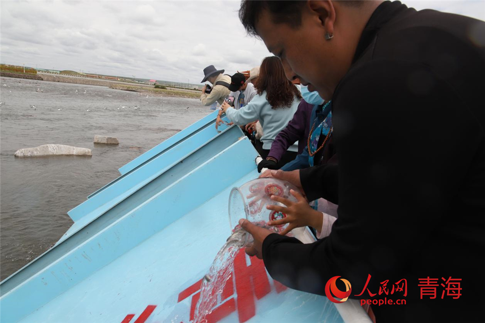 群眾放流青海湖裸鯉。人民網(wǎng) 陳明菊攝