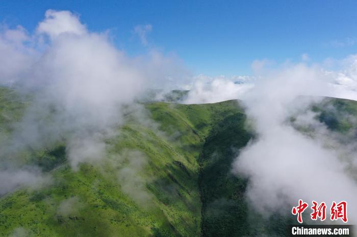 航拍賽來塘鎮(zhèn)山間云霧繚繞。　馬銘言 攝
