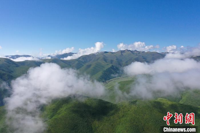 航拍賽來塘鎮(zhèn)山間云霧繚繞?！●R銘言 攝
