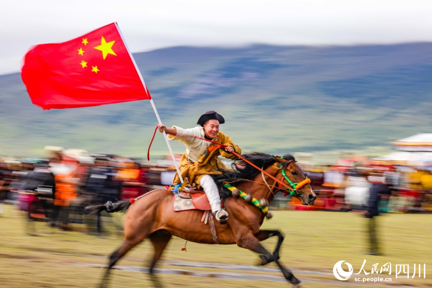 馬術(shù)表演現(xiàn)場。洛絨尼瑪攝