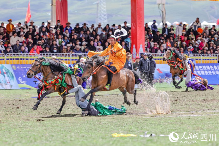 馬術(shù)表演現(xiàn)場。洛絨尼瑪攝