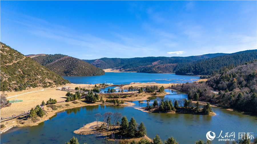 初冬的屬都湖。人民網(wǎng)記者 虎遵會攝