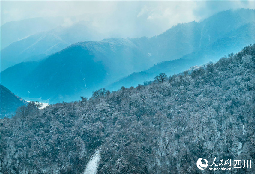 群山銀裝素裹。胡宇攝