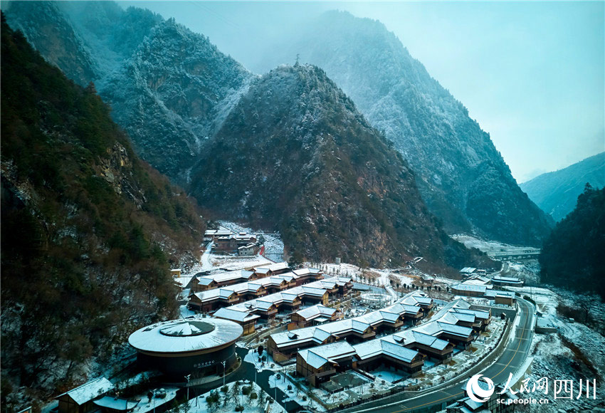 雪山下的村寨。胡宇攝