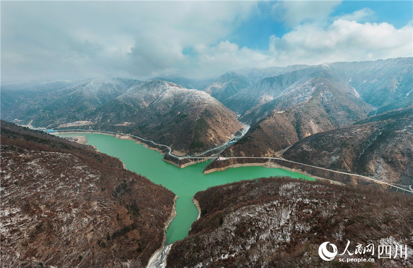 雪山與湖泊交相輝映。胡宇攝