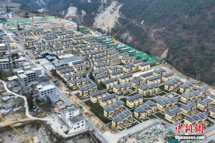 圖為2月1日，瀘定磨西鎮(zhèn)震后重建的安置小區(qū)。(無(wú)人機(jī)照片)<a target='_blank' href='/'><p  align=