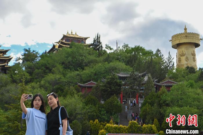 云南香格里拉獨克宗古城端午假期旅游熱