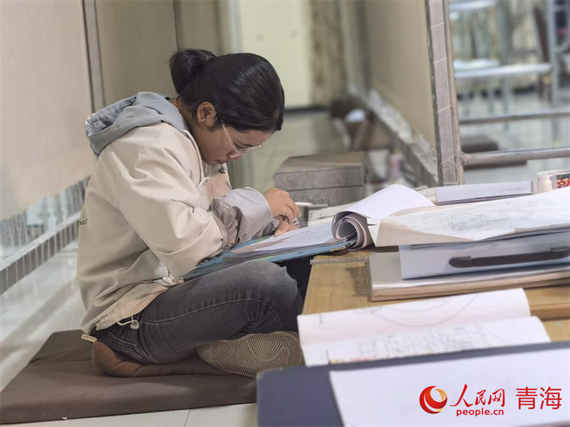 正在學(xué)習(xí)畫底稿的尕讓旺姆。人民網(wǎng) 陳明菊攝